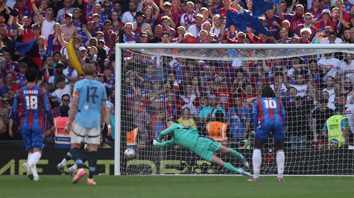 Gagalkan Penalti Marmoush, Henderson Yakin Bisa