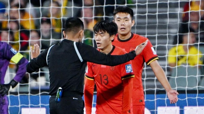 **Pemain China Kembali ke Tanah Air dengan Kursi Roda, Menyisakan Pertanyaan besar di Kualifikasi Piala Dunia 2026**