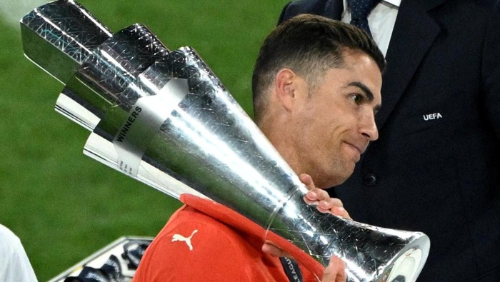 🌟 **Cristiano Ronaldo Angkat Trofi Lagi Bersama Portugal**, Inspirasi Keuletan di Usia 40!