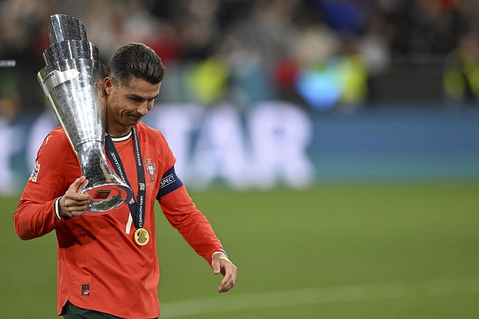 So Sweet! Bruno Fernandes Bawain Trofi UEFA Nations League ke Ronaldo - Update 1