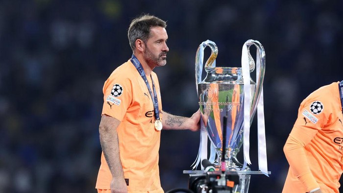 Tak Perlu Banyak, Cukup 2: Scott Carson di Man City, 11 Trofi dalam Kejutan