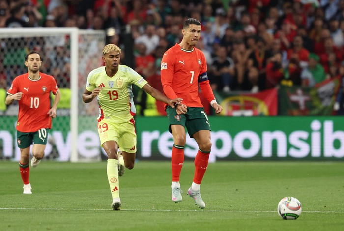 Lamine Yamal Pamer Kebohongan di Depan Cristiano Ronaldo, Viral Lamine Yamal Buang Muka