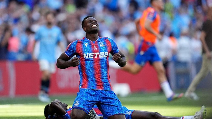 Liverpool Berburu Kapten Crystal Palace, Quansah Siap Angkat Kaki