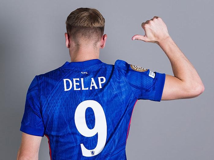 **Liam Delap: Menantang Mitos Terkutuk Nomor 9 Chelsea dengan Semangat Baru**