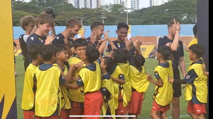 Ole Romeny, Bintang Oxford United, Menjadi Rebutan Anak-anak di Coaching Clinic jelang Piala Presiden 2025