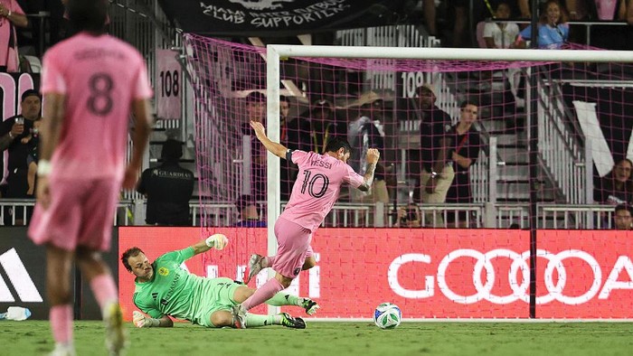 Messi Curi Bola, Gocek Kiper, Cetak Gol, Perpanjang Rekor - Update 2