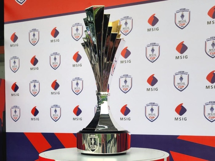 Trofi ASEAN Women's MSIG Serenity Cup 2025 yang Ditampilkan di Jakarta, Menandai Era Baru dalam Sepakbola Wanita ASEAN
