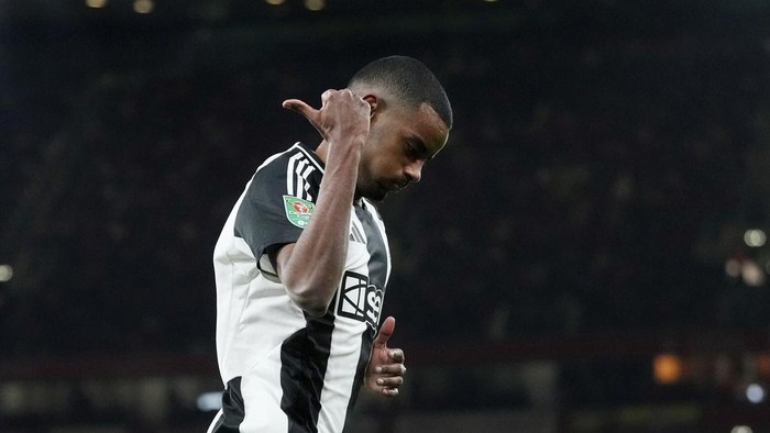 Wajah Isak Saat Newcastle Ungkap Cedera, Shearer: Pake Bohong Segala Sih!