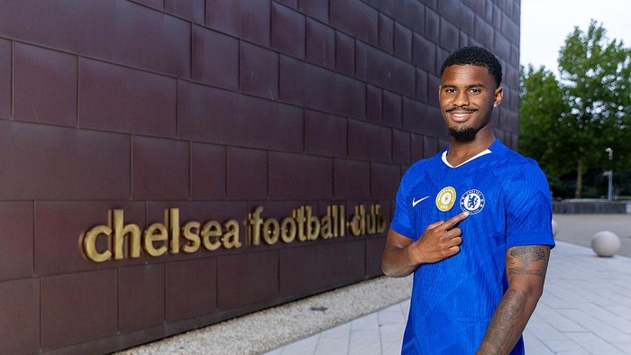 **Chelsea Resmi Gaet Jorrel Hato dari Ajax, Investasi Besar untuk Masa Depan**