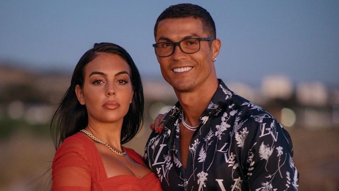 Jika Cristiano Ronaldo dan Georgina Rodriguez Berpisah... - Alternatif 2