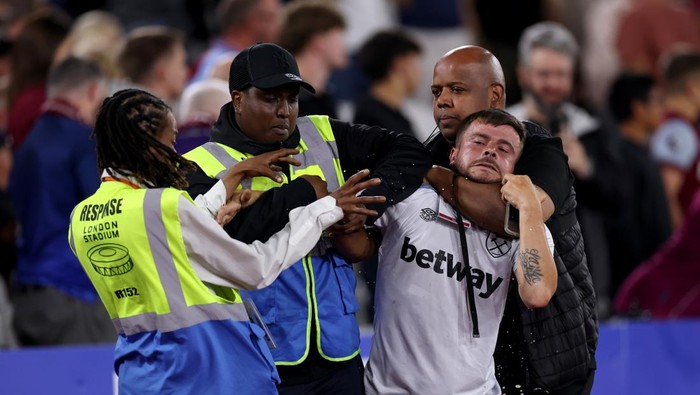 West Ham United Dibantai Chelsea 1-5, Fans Ngamuk dan Ingin Masuk Ke Lapangan!