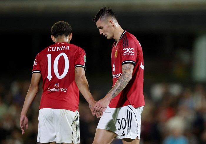 Phil Jones: Manchester United Lumpuh, Akhir dari Era yang Gemilang?