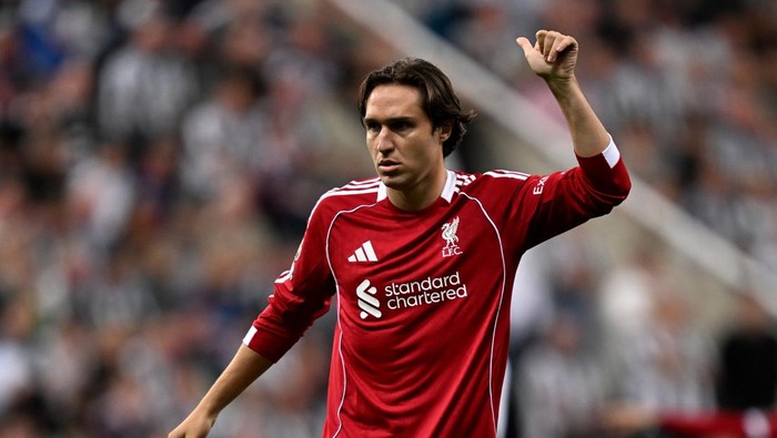 **Chiesa Dianaktirikan Slot, Namun Raup Penghargaan Terbaik Liverpool**